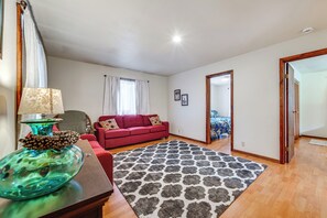 TV, fireplace, DVD player - 2 Mi to Hawaii Volcanoes Nat'l Park: Tranquil Home (Volcano)