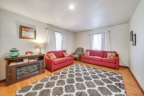 TV, fireplace, DVD player - 2 Mi to Hawaii Volcanoes Nat'l Park: Tranquil Home (Volcano)