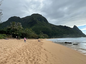 Playa en los alrededores, camastros y toallas de playa