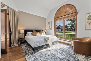 5 bedrooms, desk, iron/ironing board, WiFi - Golf-Side Luxe Escape Sleeps 13 Hot Tub & Theater (Port Arthur)