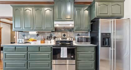 Golf-Side Luxe Escape Sleeps 13 Hot Tub & Theater