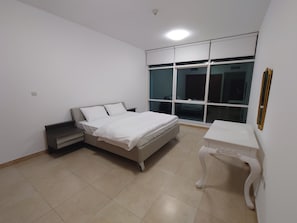 1 chambre, fer et planche à repasser