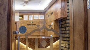 Ein Hotel Eingang mit Holzvertäfelung, einer Rezeption und einem Schild für Hotel Heras International.
