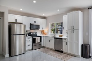 Frigorífico, microondas, horno y placa de cocina