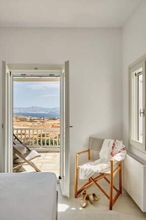 Desk, iron/ironing board, travel cot, WiFi