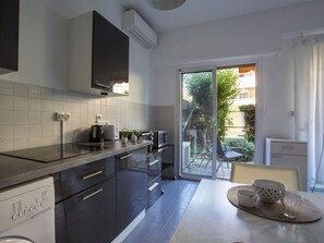 Kjøleskap, mikrobølgeovn og kjøkkenutstyr