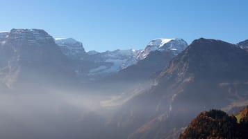 Eine Berglandschaft mit schneebedeckten Gipfeln und einem Tal.