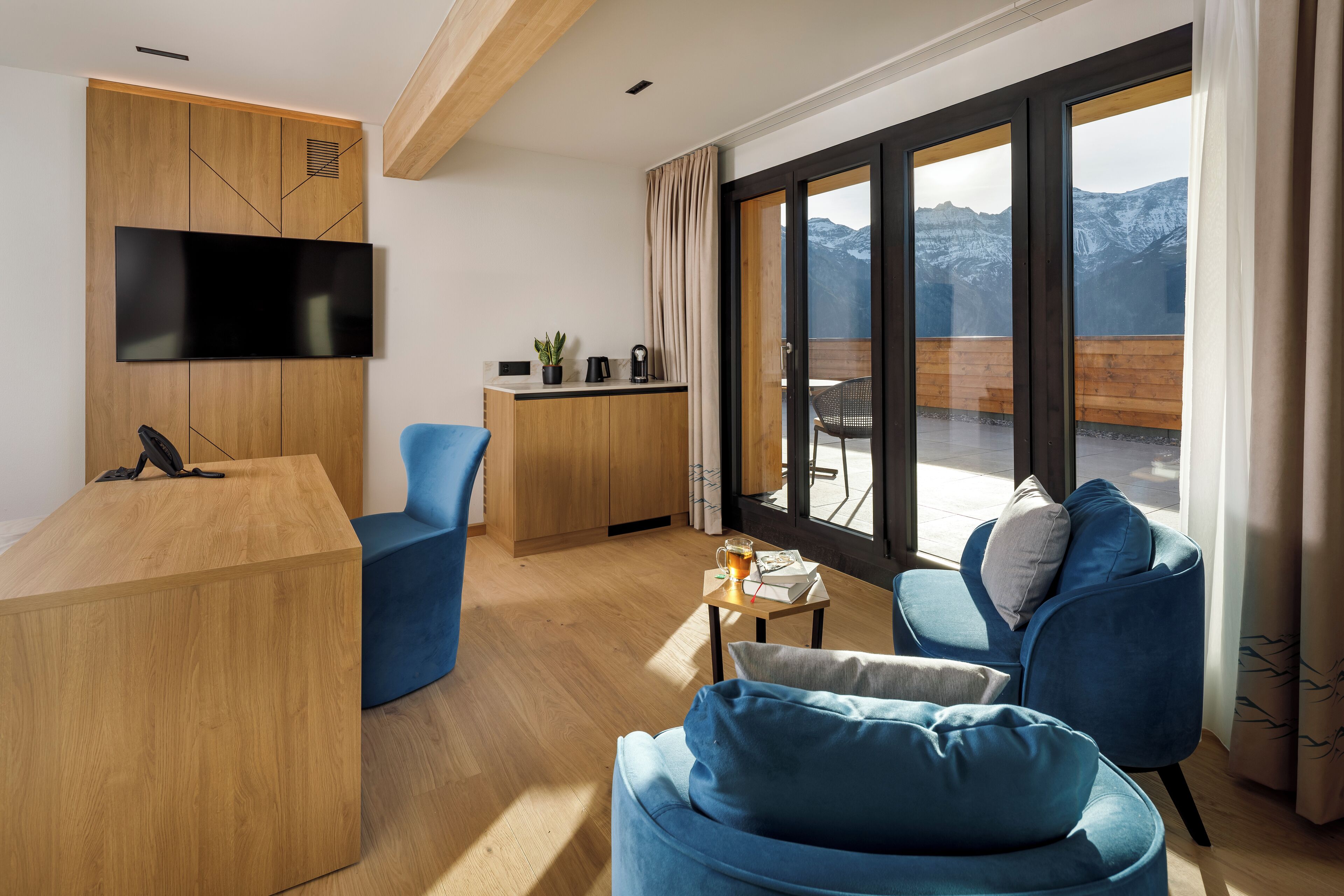 Luxury Studio Suite, 1 King Bed, Non Smoking, Mountain View | In-room safe, desk, laptop workspace, blackout curtains