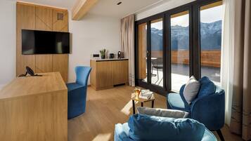 Luxury Studio Suite, 1 King Bed, Non Smoking, Mountain View | In-room safe, desk, laptop workspace, blackout curtains