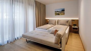 Ein modernes Schlafzimmer mit einem großen Bett, einem Nachttisch und einer Wandleuchte.