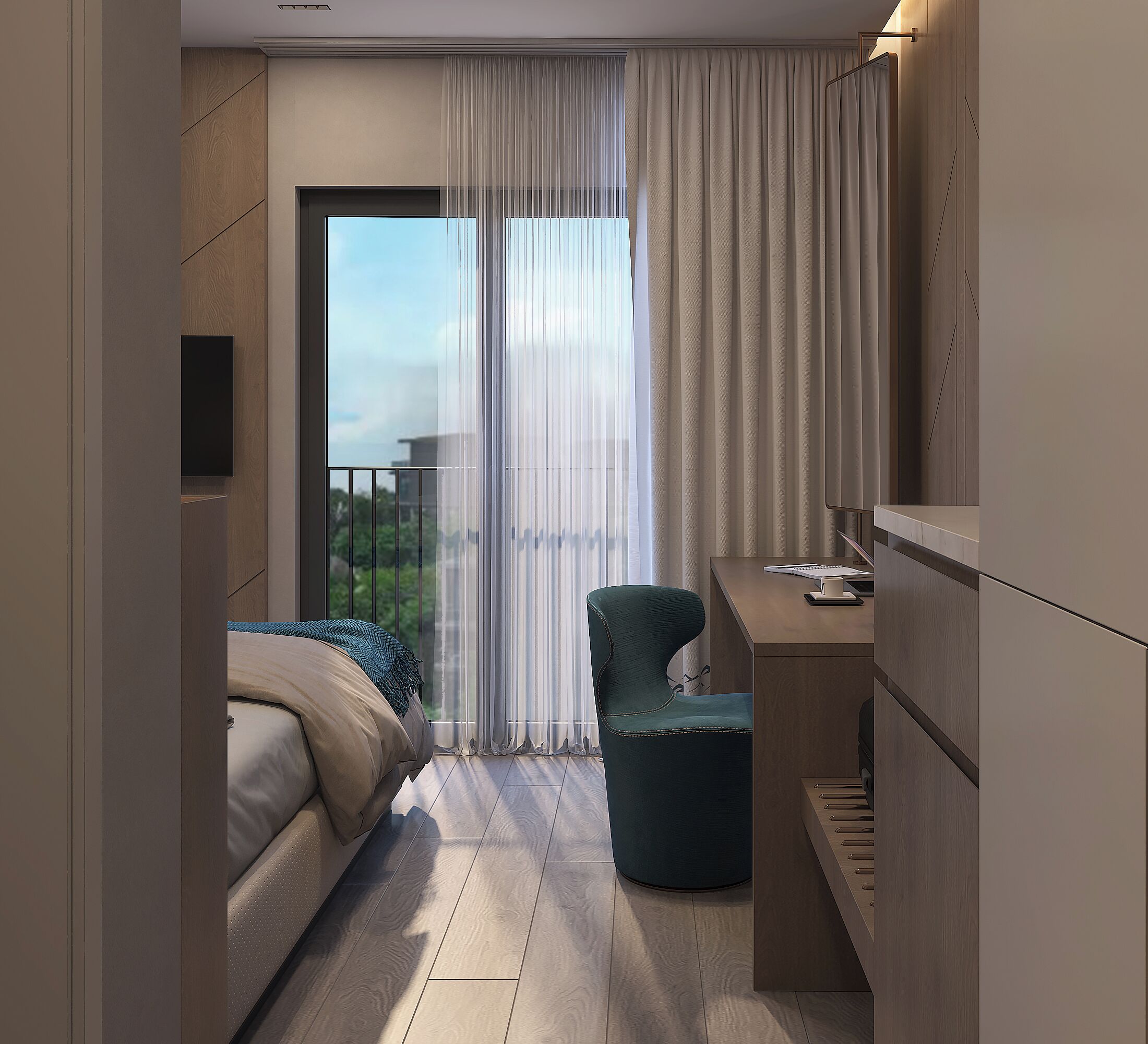 Une chambre d’hôtel moderne, équipée d’un lit, d’un bureau et d’une chaise. Une grande fenêtre, agrémentée de rideaux, donne sur l’extérieur, et la chambre est dotée d’un plancher en bois.