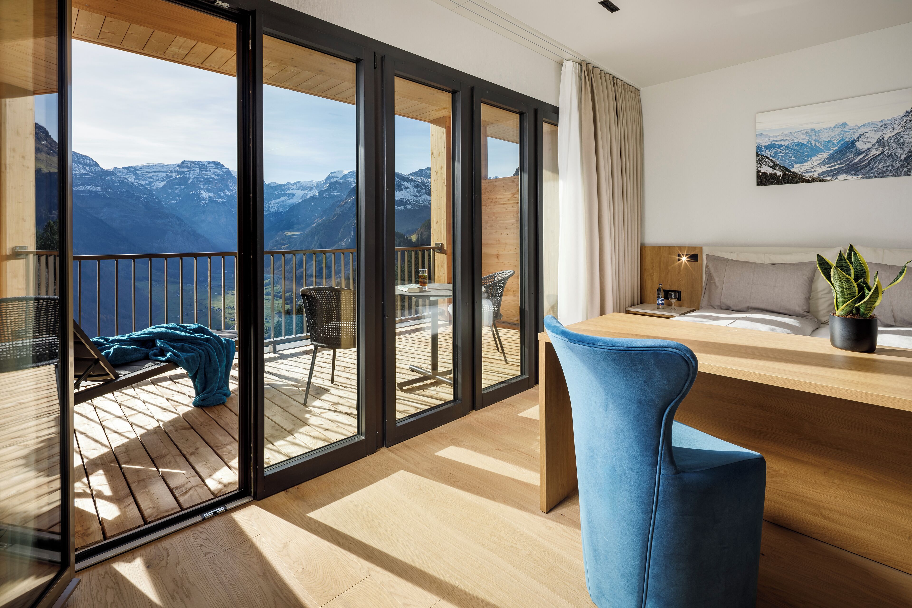 Phòng đôi có tầm nhìn toàn cảnh, quang cảnh núi | Két bảo mật tại phòng, bàn, khu vực làm việc phù hợp cho laptop 