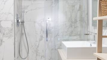 Doccia, asciugacapelli, bidet, asciugamani