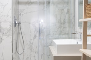 Dusche, Haartrockner, Bidet, HandtĂŒcher