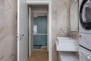 Shower, hair dryer, bidet, towels - Elegant Family Apartment in Como centre (Como)