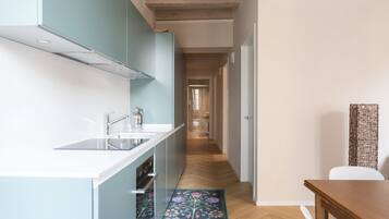 Frigorifero, microonde, forno, piano cottura