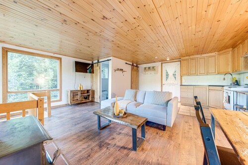 Cozy Little Lakefront Cottage with Outdoor Patio