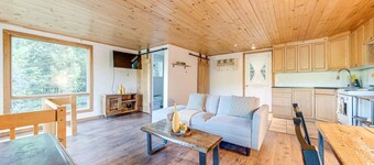 Cozy Little Lakefront Cottage with Outdoor Patio