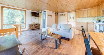 Cozy Little Lakefront Cottage with Outdoor Patio