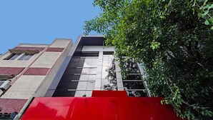Een meerhoog gebouw met een rode luifel en een bord waarop 'ChallIndian' staat.