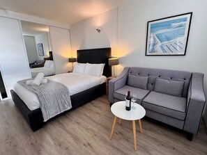 Een bureau, een strijkplank/strijkijzer, wifi, beddengoed