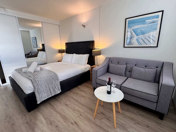 Desk, iron/ironing board, WiFi, bed sheets