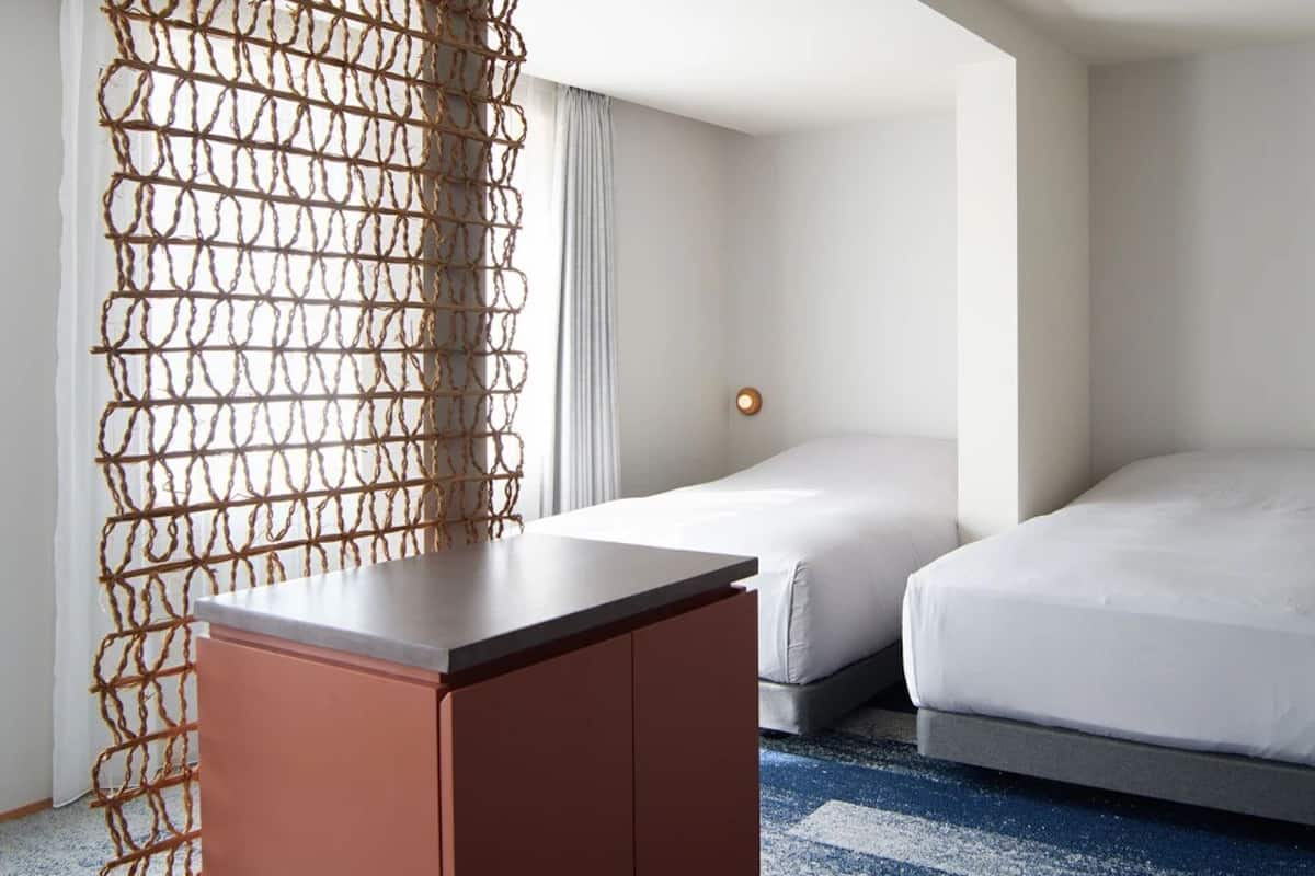 Minibar, wifi gratis y ropa de cama