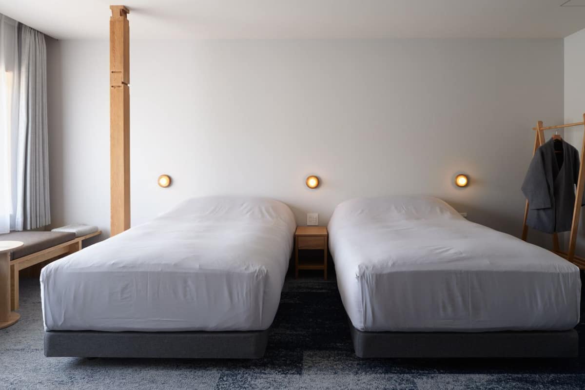 Minibar, wifi gratis y ropa de cama