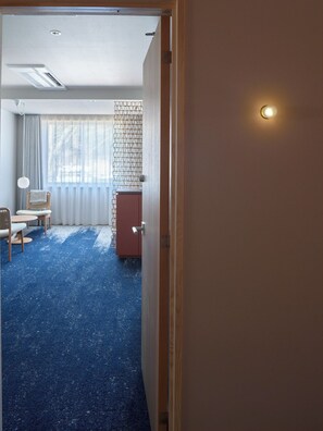 Minibar, wifi gratis y ropa de cama