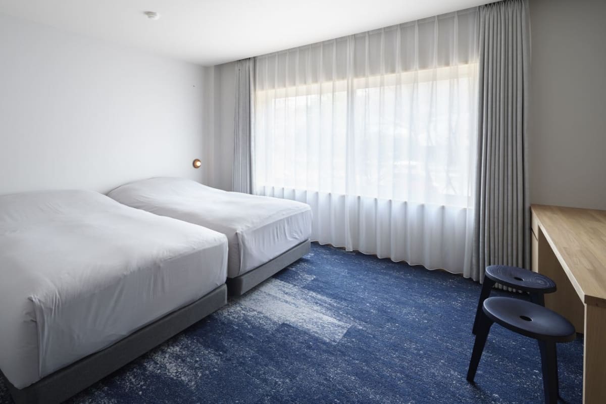 Minibar, wifi gratis y ropa de cama