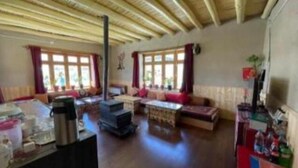 Una sala de estar acogedora con chimenea, asientos cómodos y ventanas amplias.