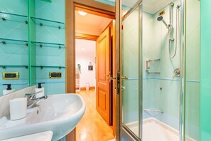 Chuveiro, secador de cabelo, bidê