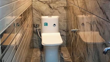 Habitació doble estàndard, vistes a la ciutat | Bany | Dutxa, articles de tocador gratuïts, sabatilles i sabó