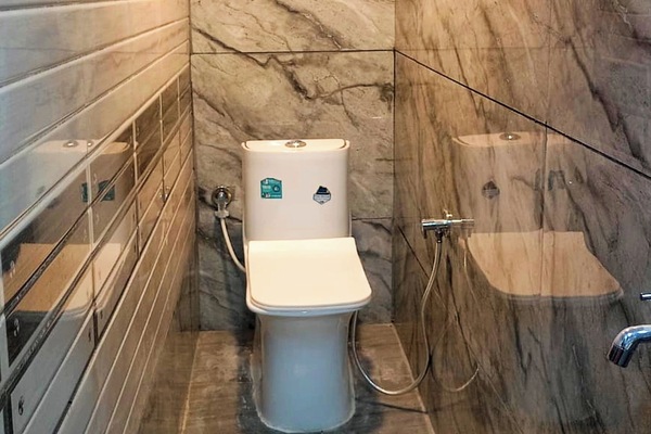 Chambre Standard double, vue sur la ville | Salle de bain | Douche, douche cascade, articles de toilette (gratuits), pantoufles
