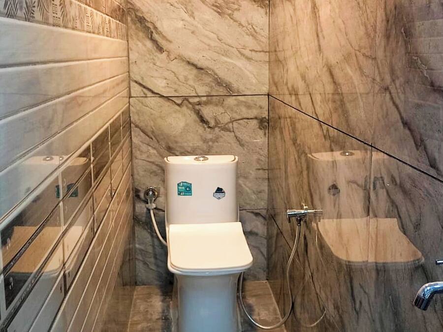 Standaard tweepersoonskamer, uitzicht op stad | Badkamer | Een douche, een regendouche, gratis toiletartikelen, pantoffels