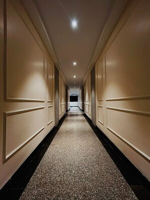 Standard Double Room, City View | Ruang tamu | 55 inci televisyen LED dengan kabel