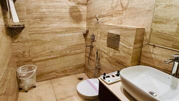 Asciugacapelli, pantofole, asciugamani, sapone