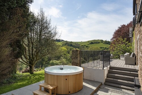 Beautiful Coach House with Padel Court & Hot Tub