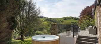 Beautiful Coach House with Padel Court & Hot Tub