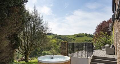 Beautiful Coach House with Padel Court & Hot Tub