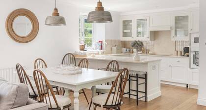 Beautiful Coach House with Padel Court & Hot Tub
