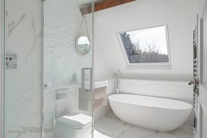 Douche, sèche-cheveux, serviettes fournies