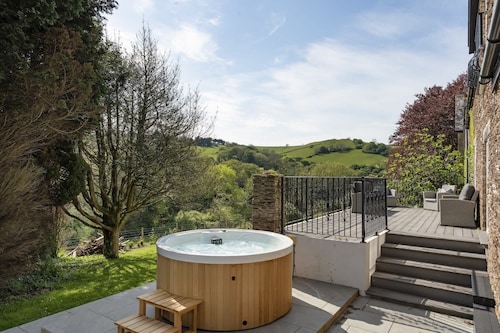 Beautiful Coach House with Padel Court & Hot Tub