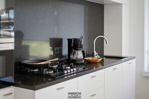 Jääkaappi, mikroaaltouuni, uuni, liesi