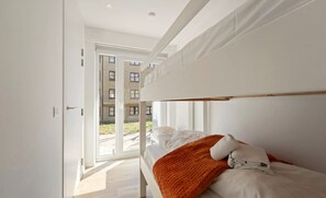 2 bedrooms, desk, WiFi, bed sheets