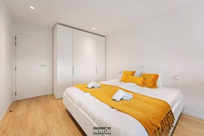 2 bedrooms, desk, WiFi, bed sheets