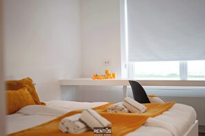 2 bedrooms, desk, WiFi, bed sheets
