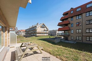 Outdoor dining - James Ensor Zon - beach fun in Oostduinkerke (Oostduinkerke)