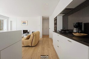 Geladeira, micro-ondas, fogão, cooktop