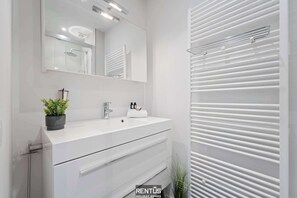 Een douche, handdoeken